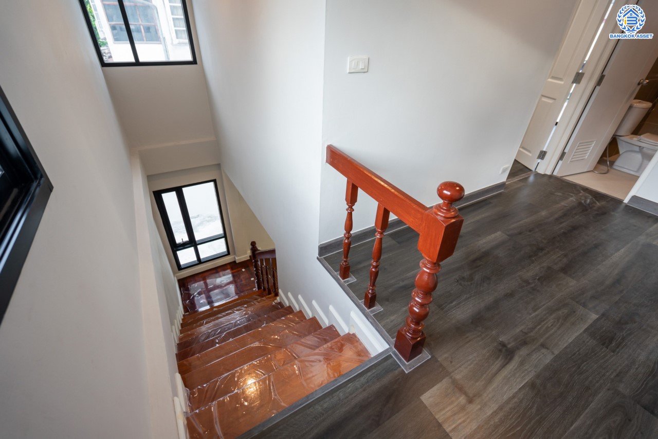 บ้านมือสองตกแต่งใหม่ ม.กฤษดานคร แจ้งวัฒนะ เนื้อที่ 63 ตร.ว. ฟังก์ชันจัดเต็ม 3 ห้องนอน 2 ห้องน้ำ 1 ห้องอเนกประสงค์ จอดรถได้ 2 คัน ดีไซน์ Classic บนทำเลศักยภาพ เชื่อมต่อหลายเส้นทาง ใกล้ทางด่วนแจ้งวัฒนะ, เซ็นทรัลแจ้งวัฒนะ และรถไฟฟ้าสายสีชมพู "สถานีแจ้งวัฒนะ-ปากเกร็ด 28"